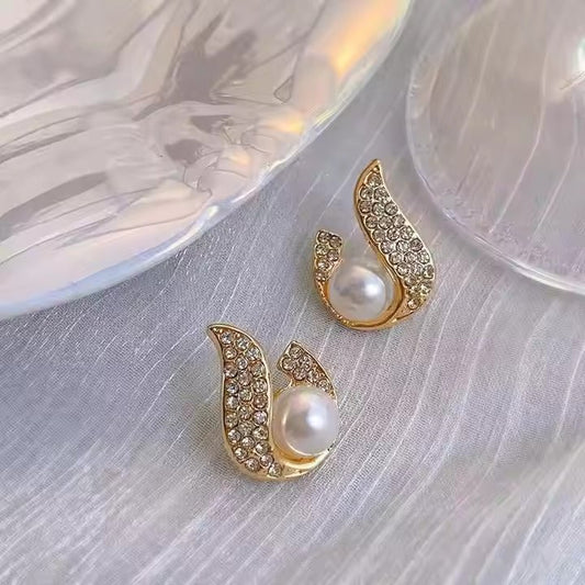 Elegant Teardrop Stud Pearl Earrings - Silver Whisper