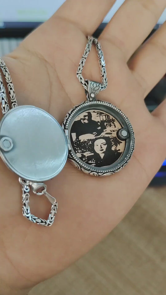 Medallion necklace with picture cover
